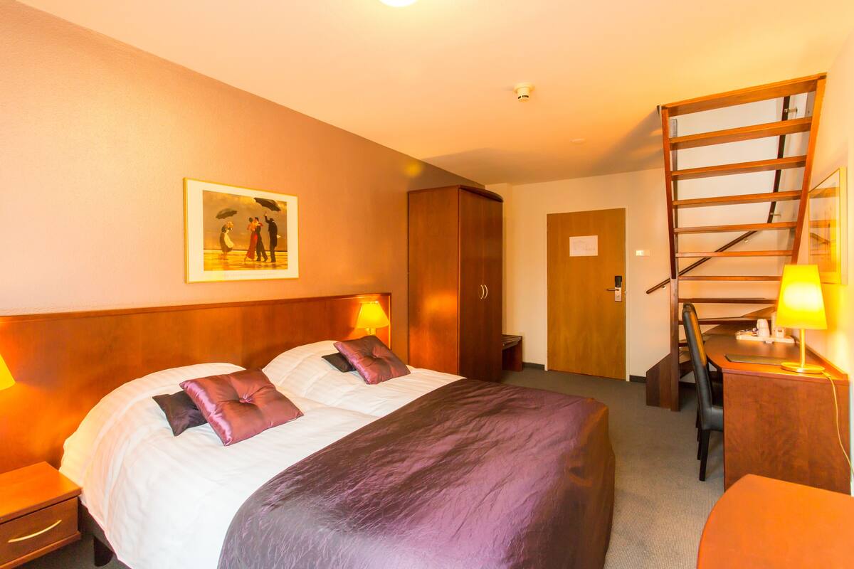 Desk, iron/ironing board (on request), WiFi (free), bed sheets