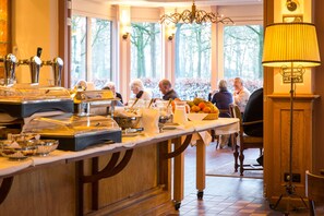 Daily buffet breakfast (EUR 16.50 per person) - Brinkhotel (Zuidlaren)