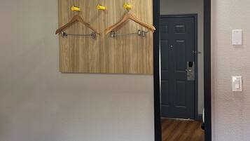 Habitación, 1 cama Queen size, para no fumadores | Tabla de planchar con plancha, camas extra, wifi gratis y ropa de cama