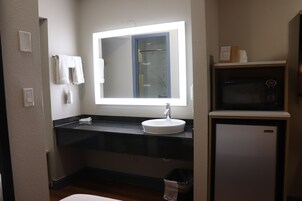 Bañera con ducha, artículos de tocador ecológicos, secador de pelo