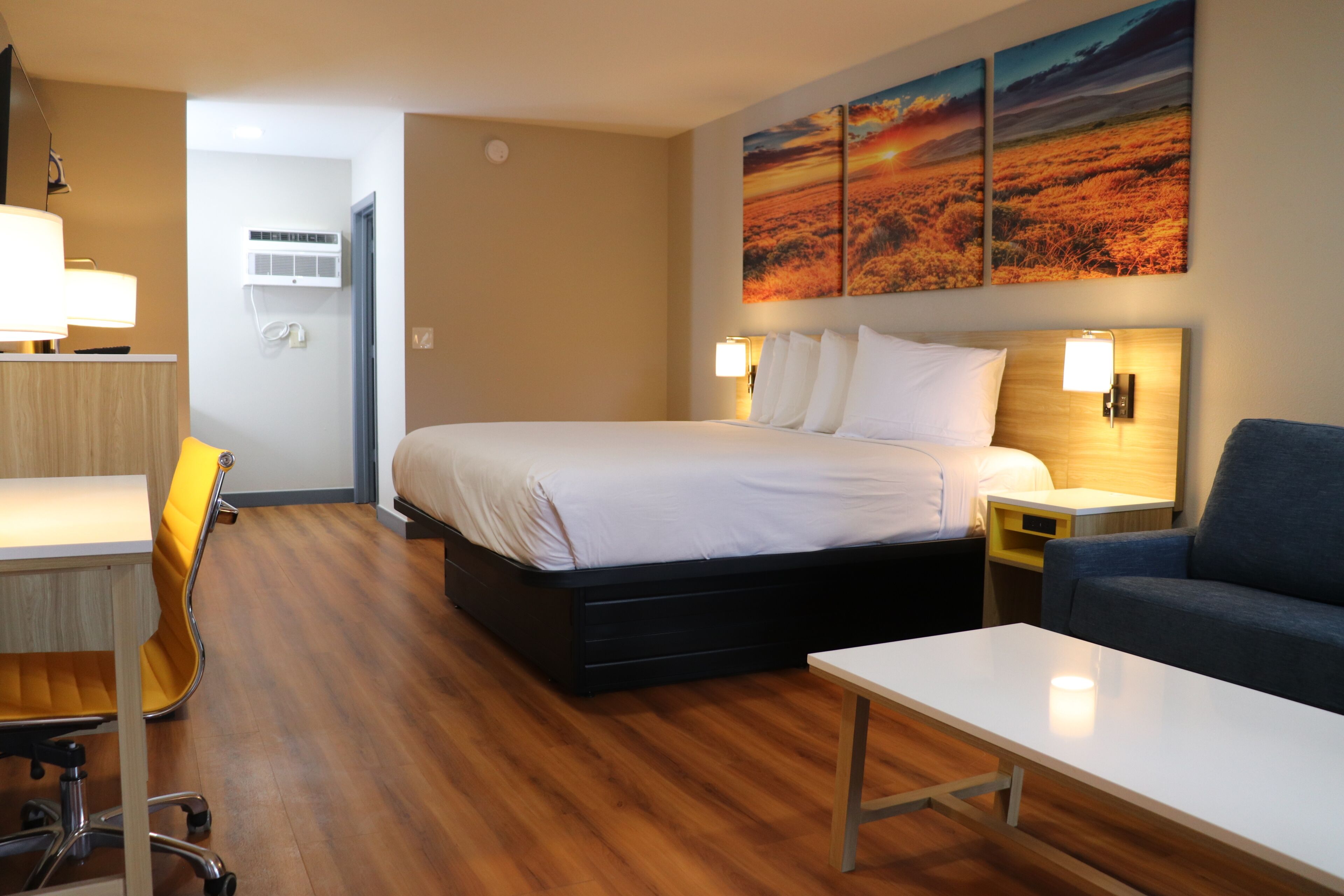 Business Room, 1 King Bed, Non Smoking | Iron/ironing board, rollaway beds, free WiFi, bed sheets