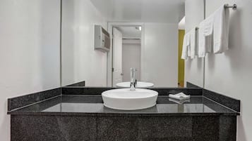 Tina con regadera, amenidades de baño ecológicas, secadora de cabello