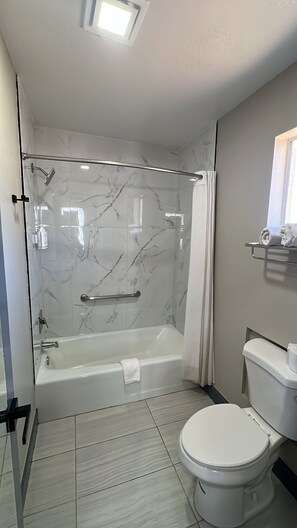 Chambre, 1 grand lit, non-fumeurs | Salle de bain | Ensemble douche/baignoire, articles de toilette écologiques