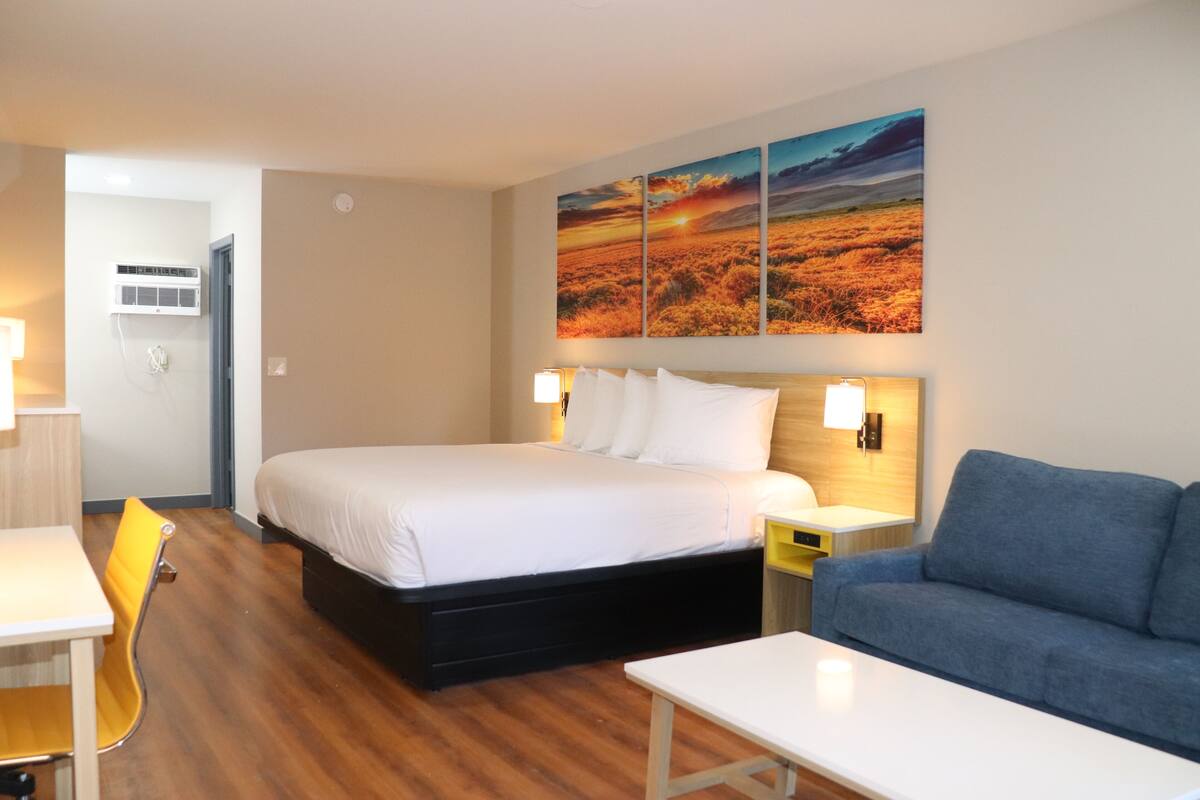 Suite, 1 King Bed, Non Smoking