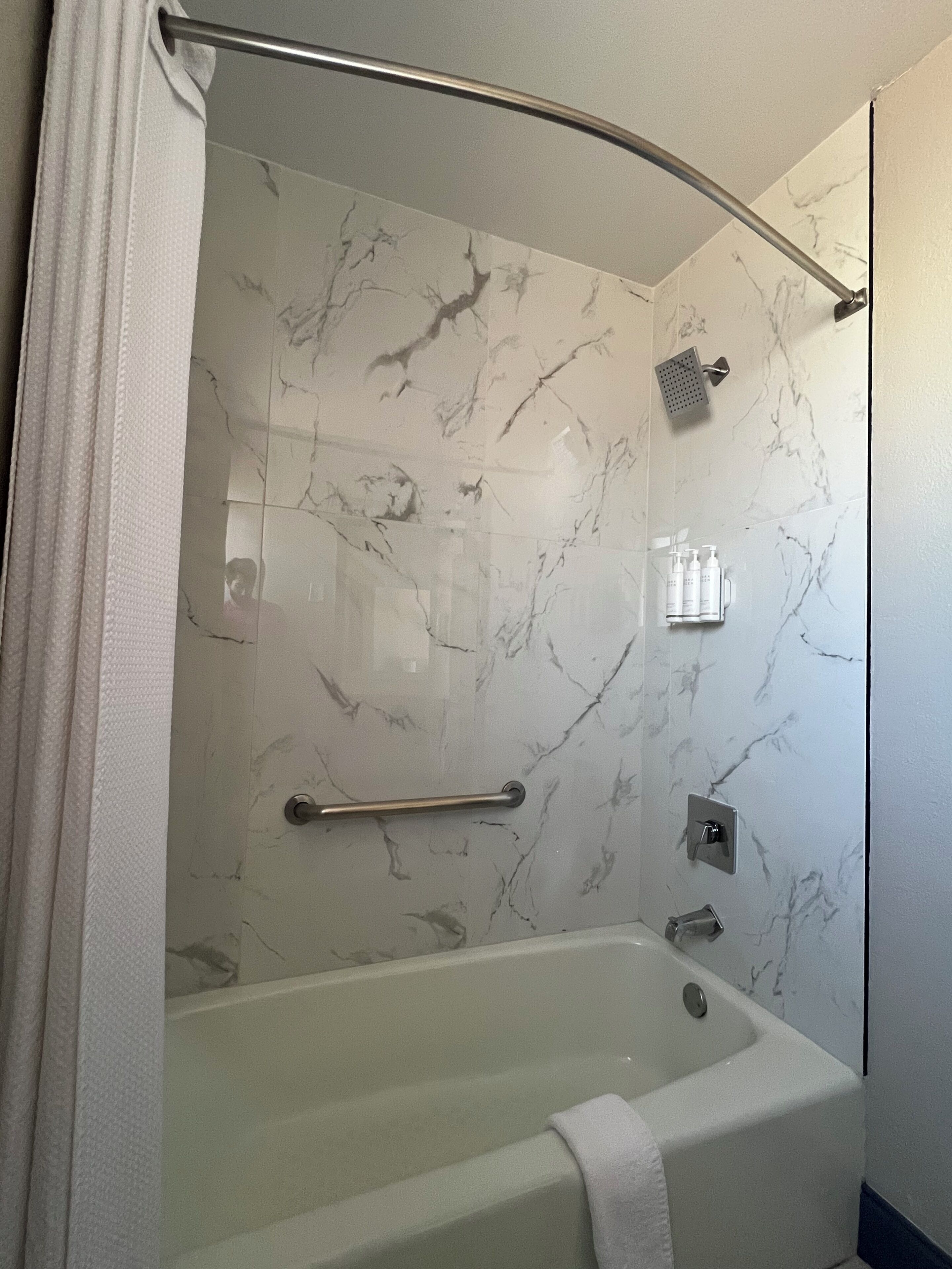 Standard Room, 1 Queen Bed, Non Smoking | Bathroom | Combined shower/tub, eco-friendly toiletries, hair dryer, towels