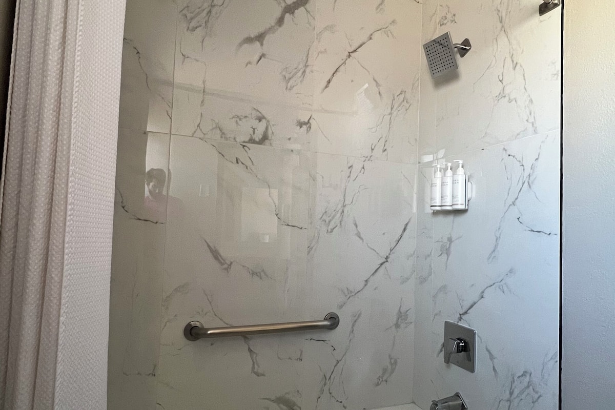 Standard Room, 1 Queen Bed, Non Smoking | Bathroom | Combined shower/tub, eco-friendly toiletries, hair dryer, towels