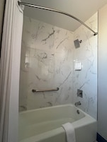Bañera con ducha, artículos de tocador ecológicos, secador de pelo
