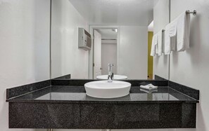 Combined shower/bathtub, eco-friendly toiletries, hair dryer, towels - Motel 6 Payson, AZ (Payson)