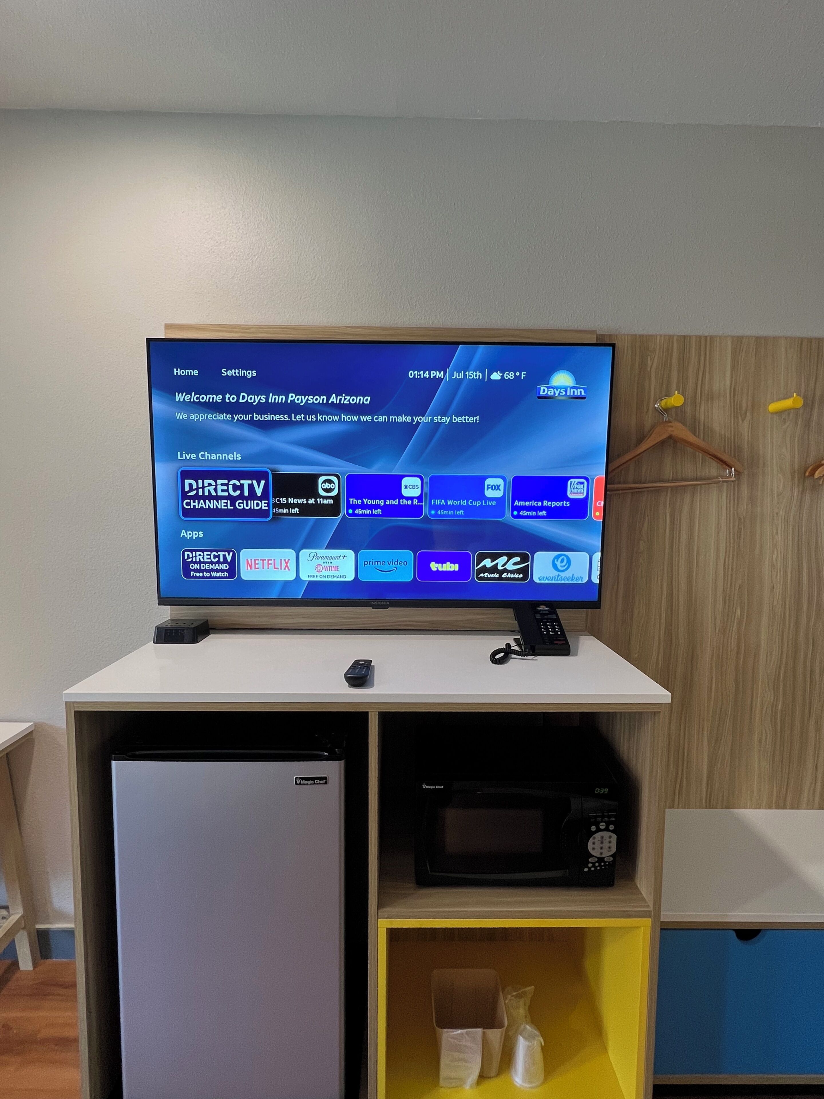 Un televisor mostrando una guía de canales con DIRECTV y otros servicios de streaming.