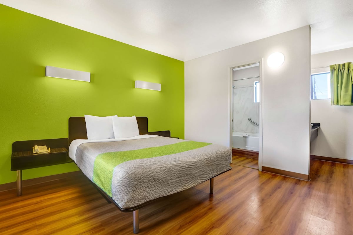 Standard-huone, 1 keskisuuri parisänky, tupakointi kielletty | Silitysrauta/-lauta, lisävuoteet, ilmainen Wi-Fi, vuodevaatteet