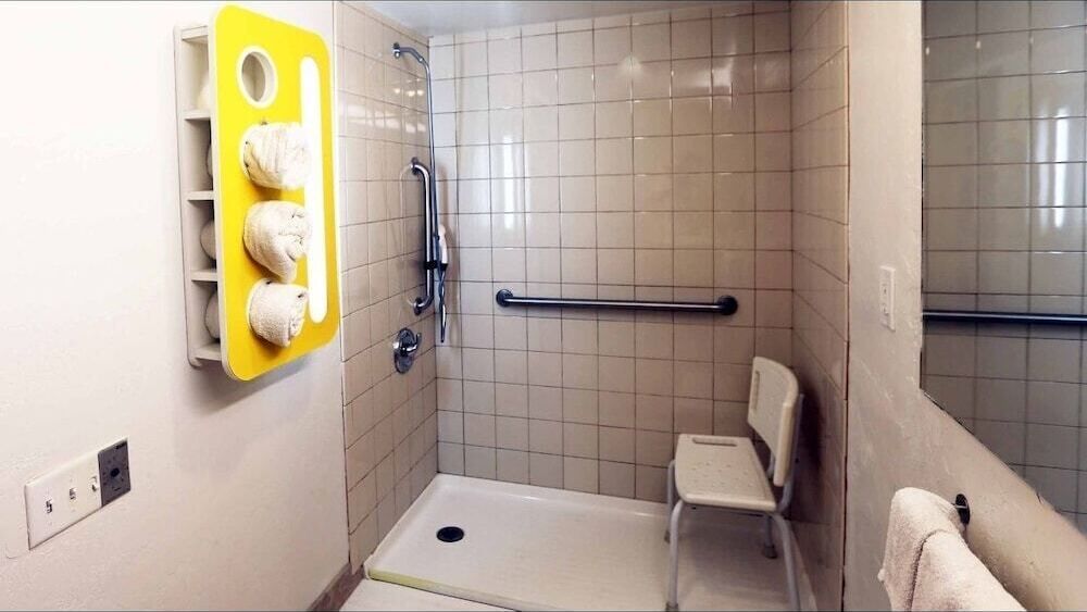 Tina con regadera, amenidades de baño ecológicas, secadora de cabello 