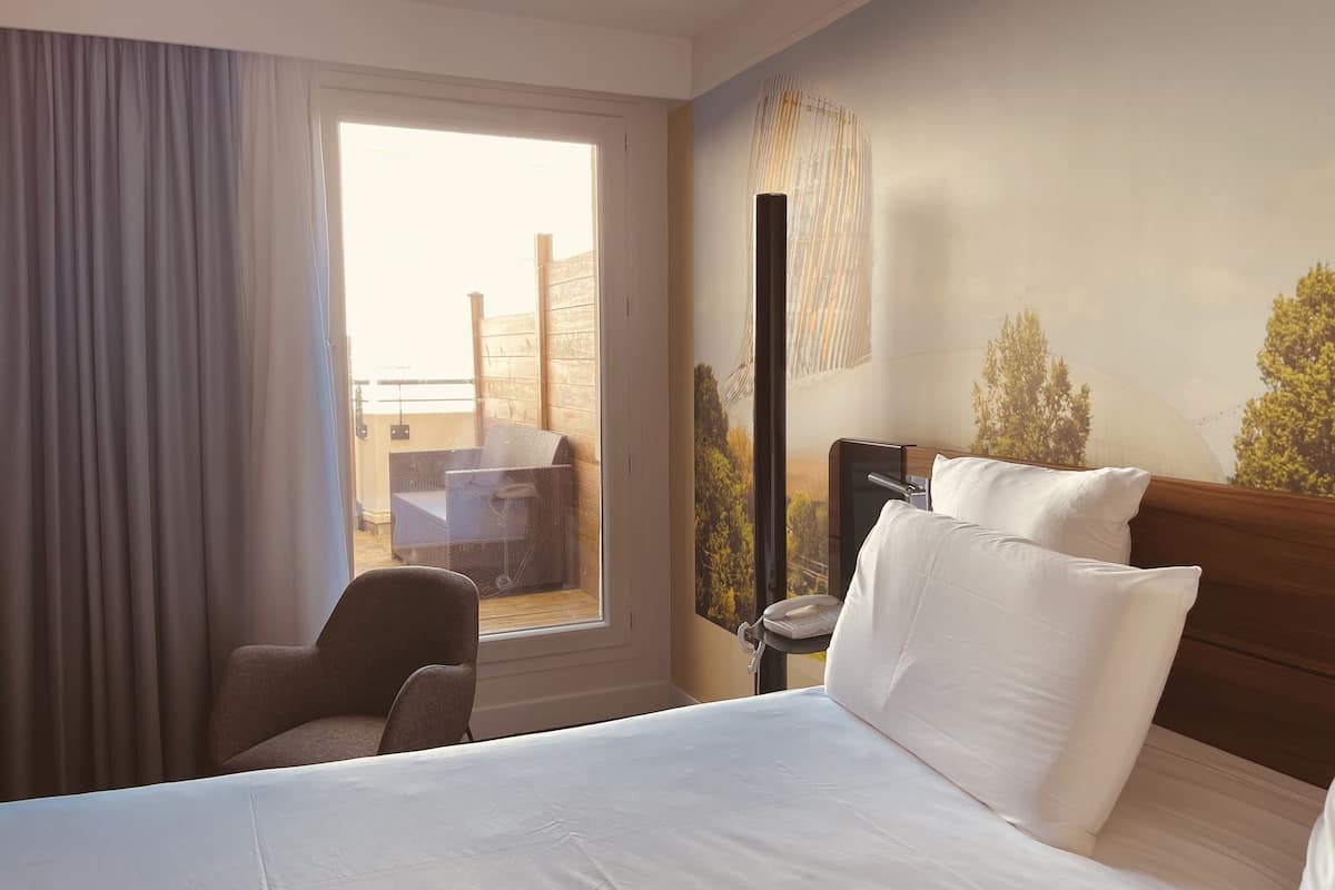 Executive Room, 1 King Bed, Terrace | Premium bedding, in-room safe, soundproofing, iron/ironing board