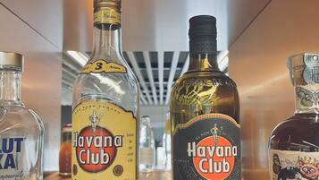 Drei Flaschen Havana Club Rum auf einem Holzboden.