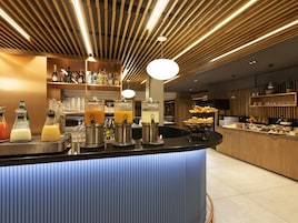 Desayuno buffet diario (EUR 19 por persona)