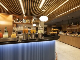 Desayuno buffet diario (EUR 19 por persona)