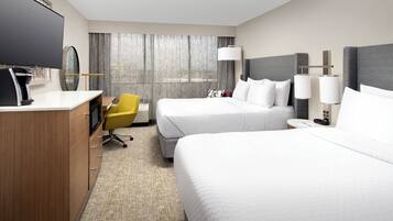 Ylelliset vuodevaatteet, tallelokero huoneessa, työpöytä