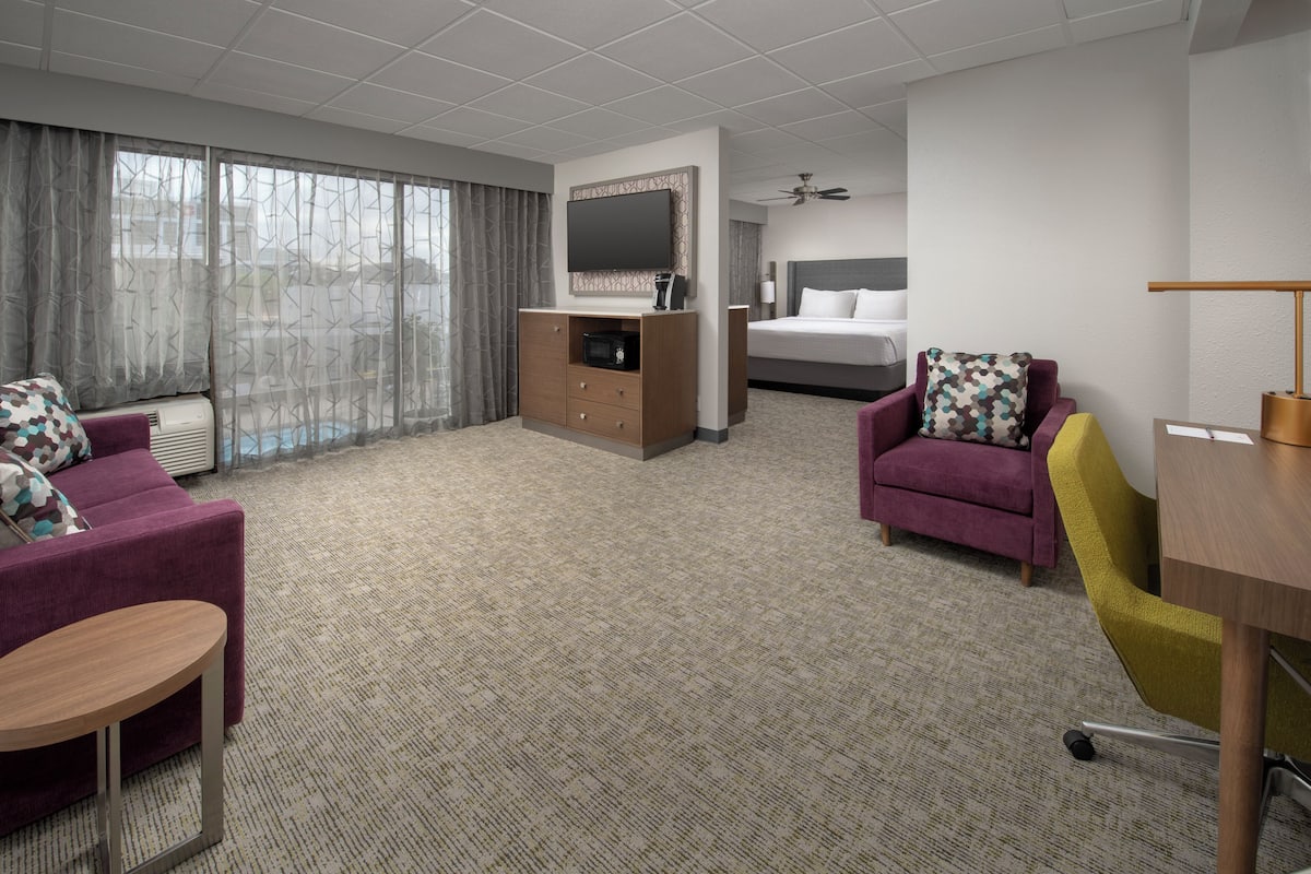 Premium bedding, in-room safe, desk, laptop workspace