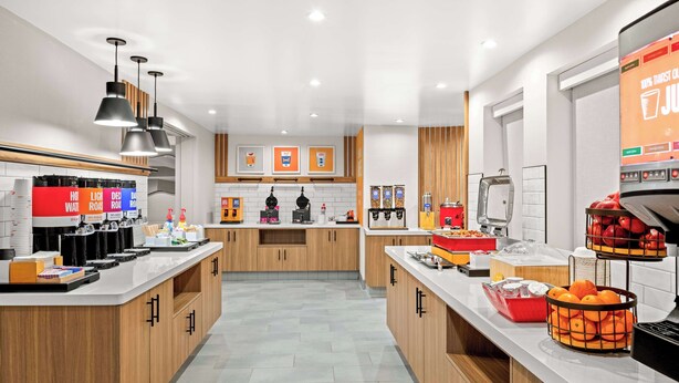 Una cocina moderna con armarios de madera, una isla central y varios electrodomésticos.