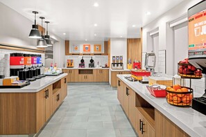 Une cuisine moderne avec des meubles en bois, un îlot central et divers appareils électroménagers.