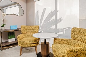Coin salon dans le hall