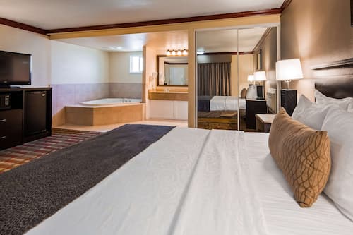 Standard Room, 1 King Bed, Non Smoking, Jetted Tub