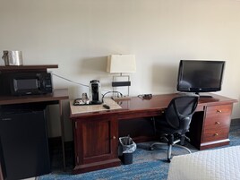 Colchones con acolchado adicional, caja fuerte, escritorio