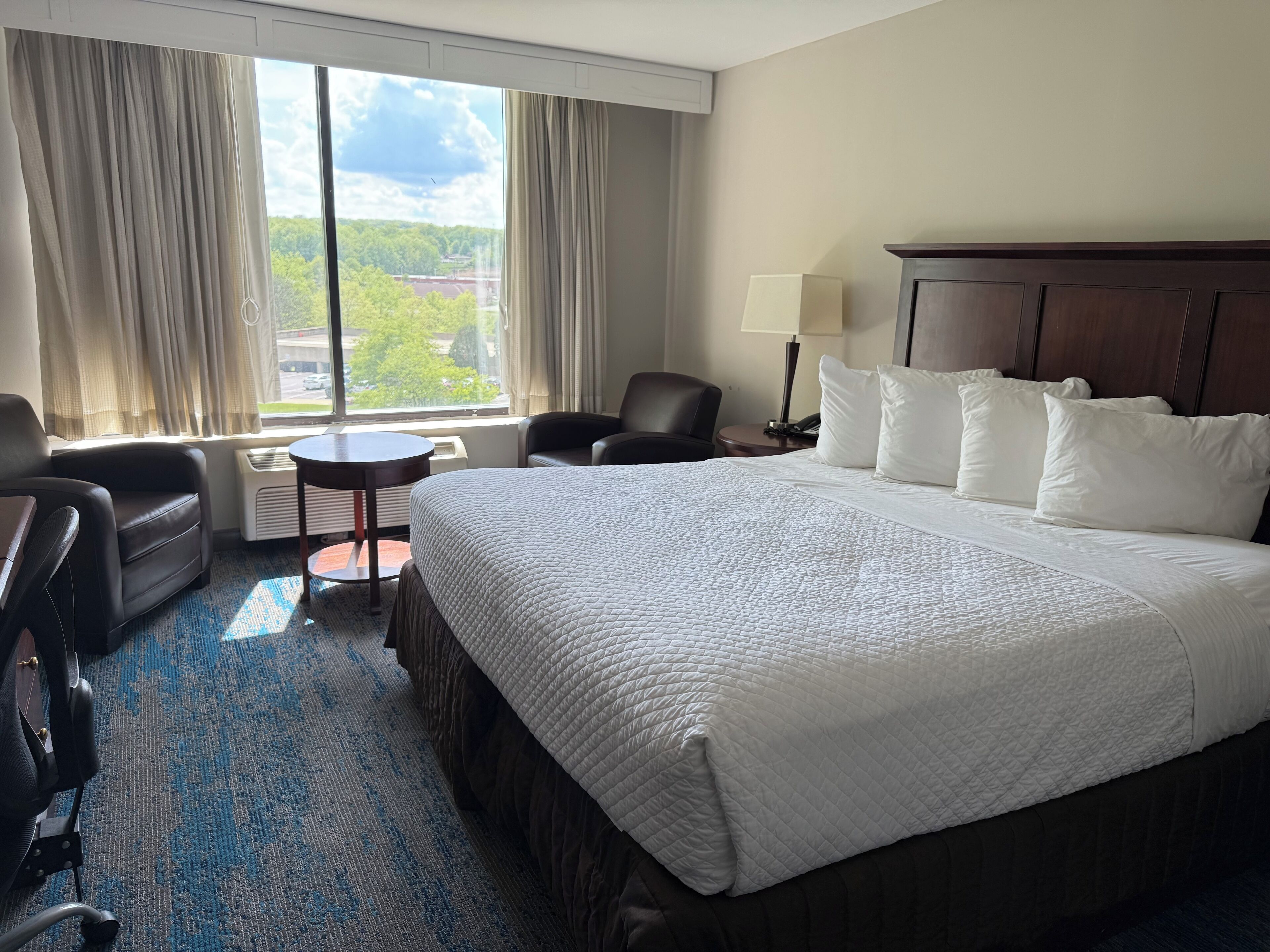 Colchones con pillow-top y caja de seguridad en la habitación 