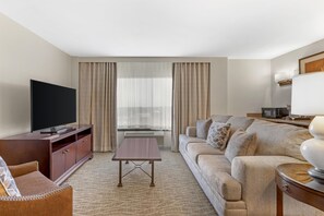 Sviitti, 1 suuri parisänky (One Bedroom) | Allergiatestatut vuodevaatteet, tallelokero huoneessa, työpöytä