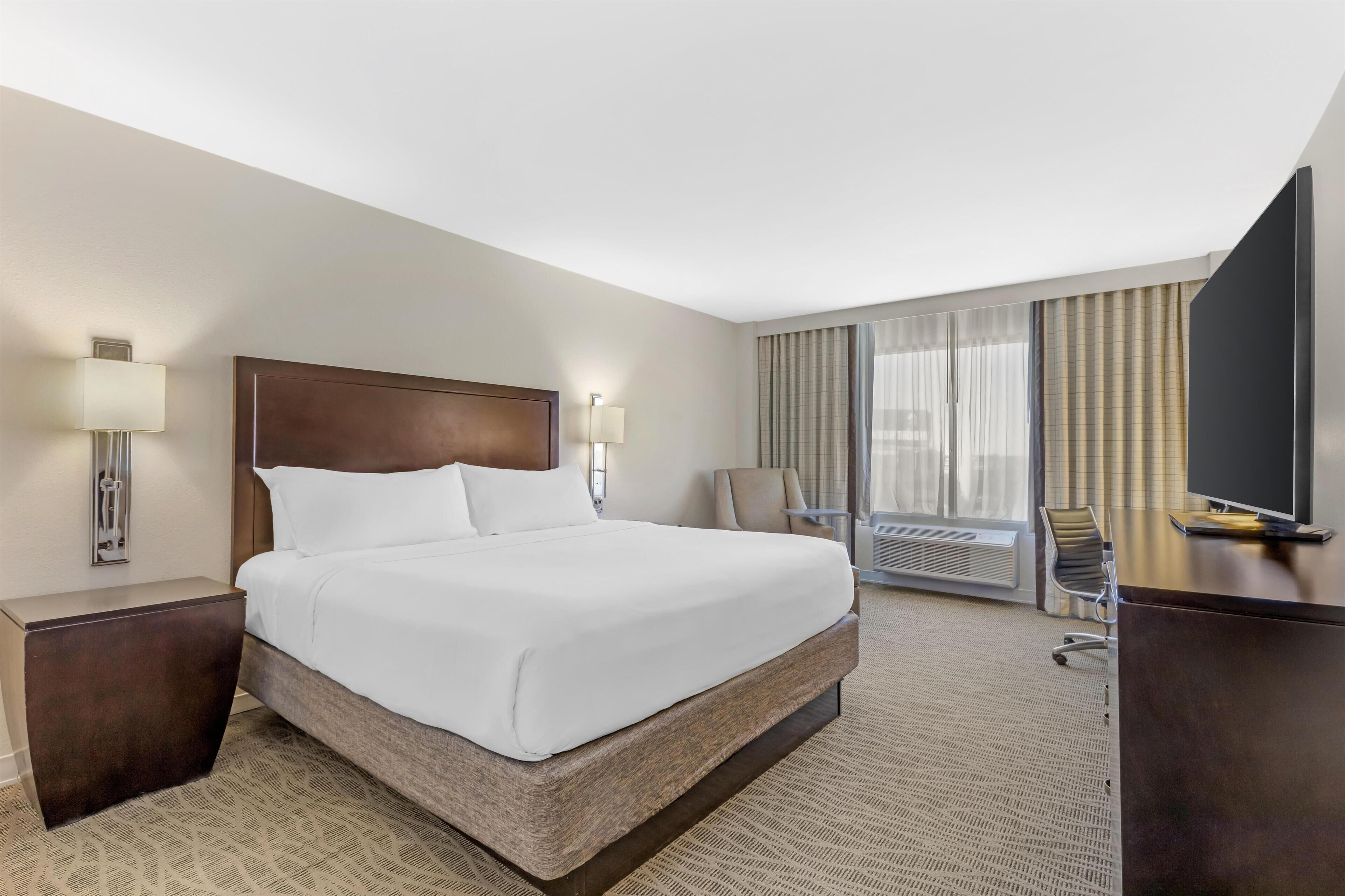 Roupas de cama antialérgicas, cofres nos quartos, escrivaninha