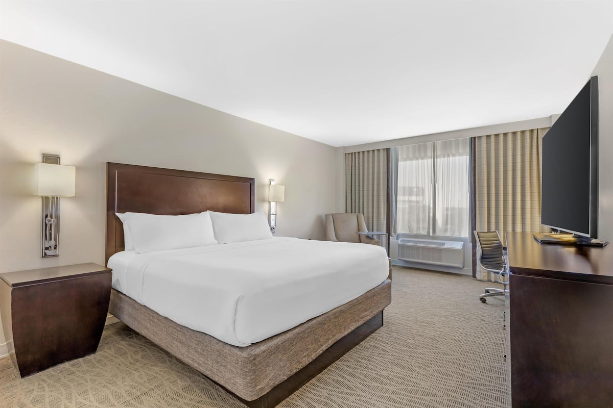 Roupas de cama antialérgicas, cofres nos quartos, escrivaninha