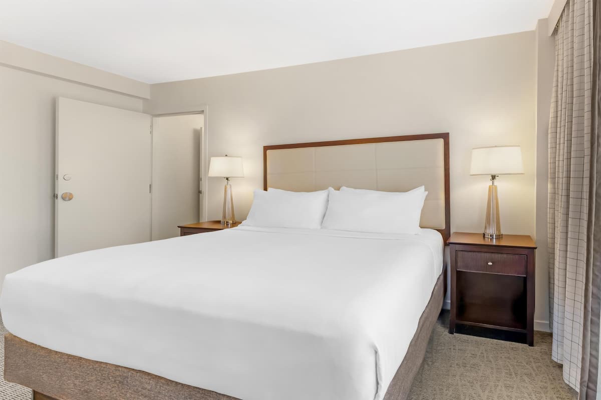 Suíte, 1 cama King (One Bedroom) | Roupas de cama antialérgicas, cofres nos quartos, escrivaninha