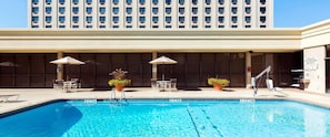 Piscine extérieure, parasols de plage, chaises longues