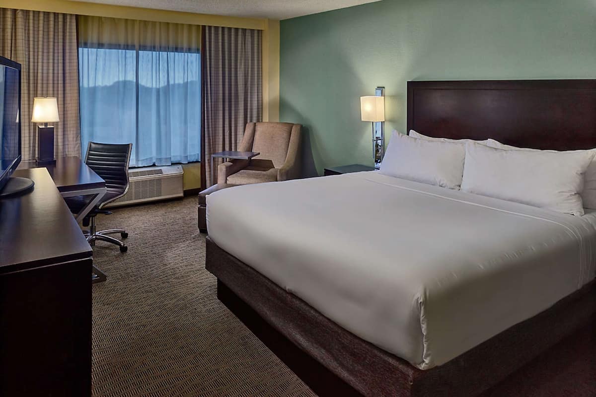 hypo-allergenic bedding, in-room safe, desk, laptop workspace