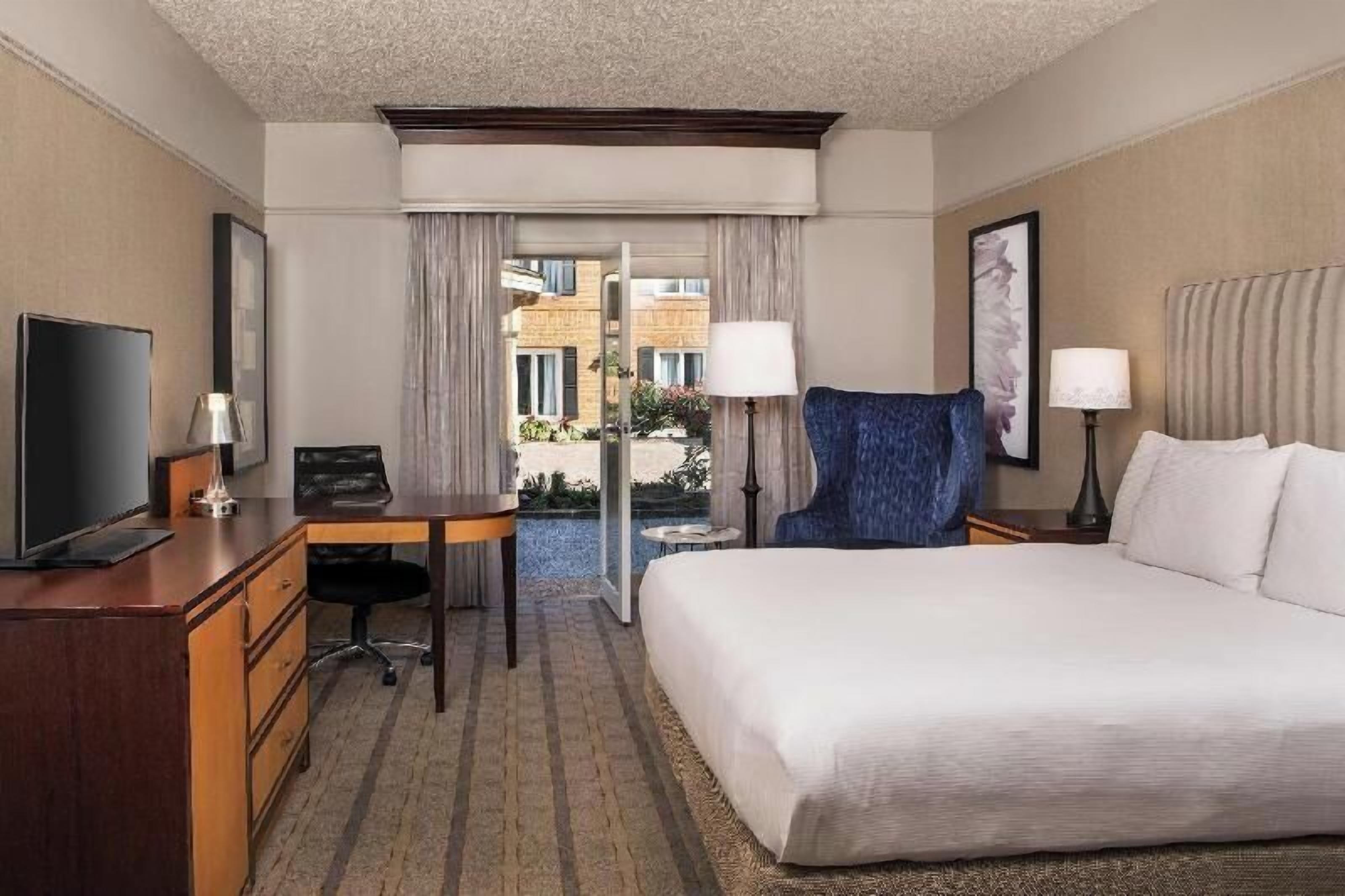 Premium bedding, in-room safe, desk, iron/ironing board
