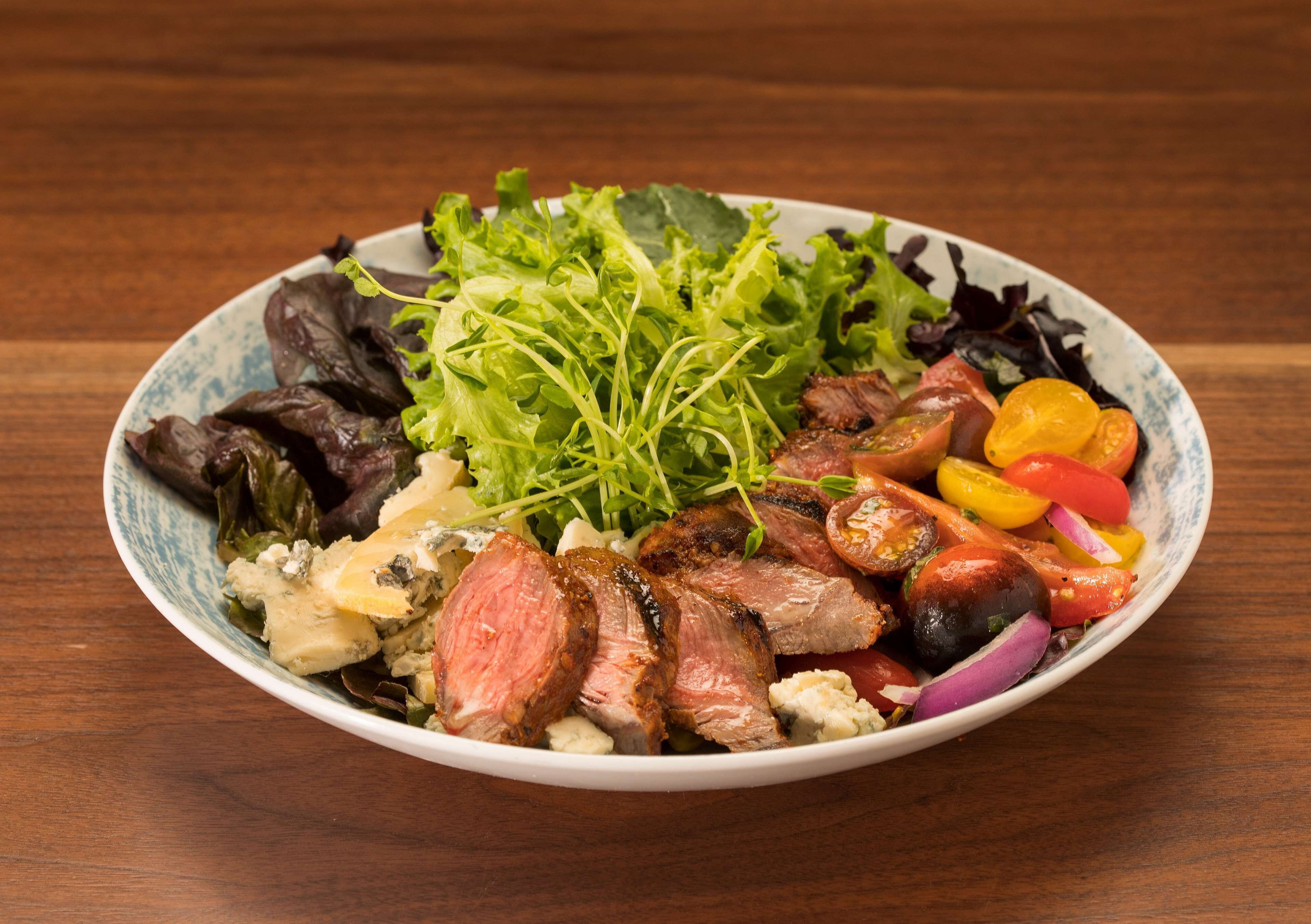 Une assiette de nourriture contenant divers légumes et de la viande.