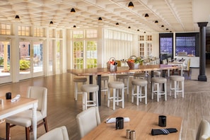 Lobby-lounge