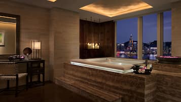 Parihoitohuone(ita), sauna, poreallas, höyrysauna, vartalohoitoja