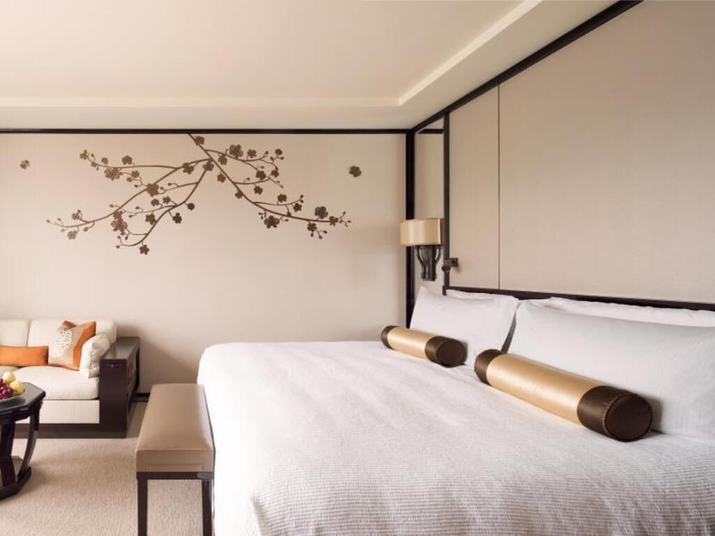 Sengetøy av topp kvalitet, dundyner, minibar og safe på rommet