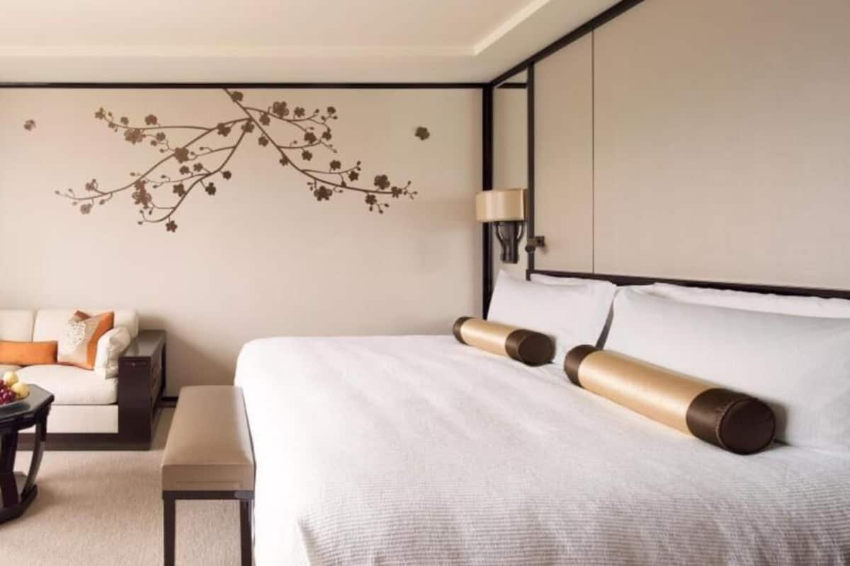 Sengetøy av topp kvalitet, dundyner, minibar og safe på rommet