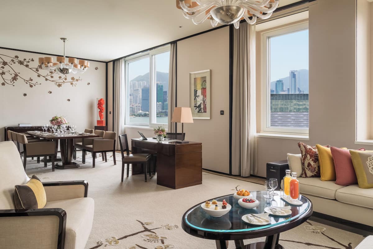 Deluxe Suite | Premium bedding, down comforters, minibar, in-room safe