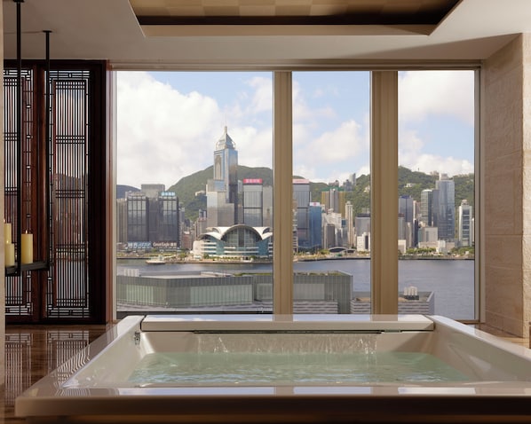 Private spa tub - The Peninsula Hong Kong (Kowloon)