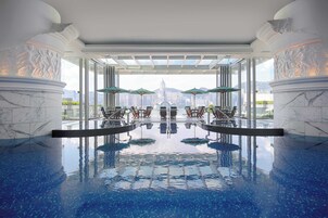 Una piscina cubierta