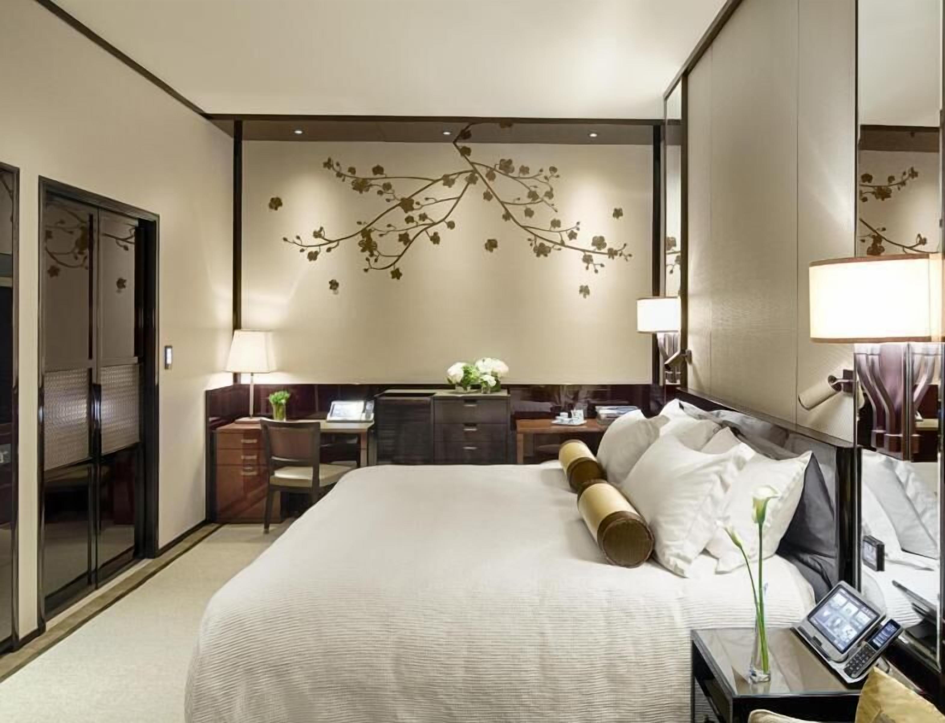 Sengetøy av topp kvalitet, dundyner, minibar og safe på rommet