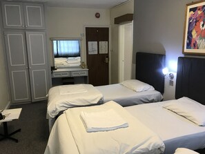 Camera con 2 letti singoli | Biancheria da letto di alta qualità, una cassaforte in camera