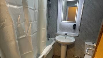 Habitación doble | Baño | Amenidades de baño gratuitas y toallas