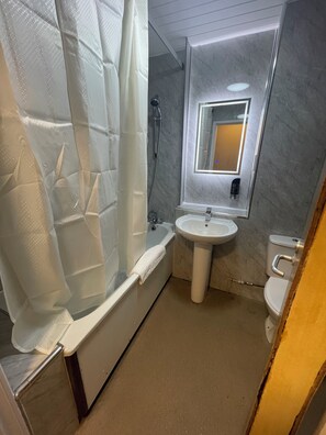 Tweepersoonskamer | Badkamer | Gratis toiletartikelen, handdoeken