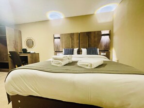 Premium bedding, in-room safe, individually decorated - Hylands Hotel (Coventry)