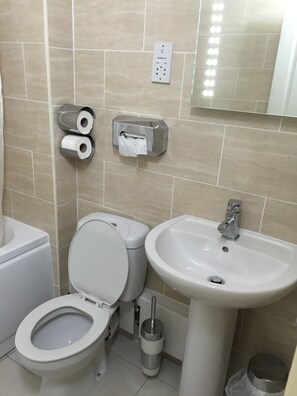 Camera familiare | Bagno | Set di cortesia gratuito, asciugamani