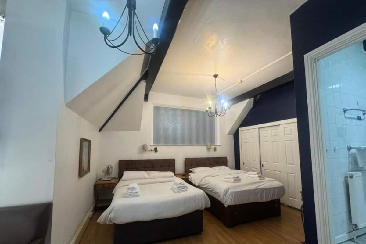 Camera familiare | Biancheria da letto di alta qualità, una cassaforte in camera