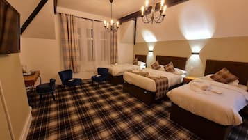 Habitación familiar | Ropa de cama de alta calidad y caja de seguridad en la habitación